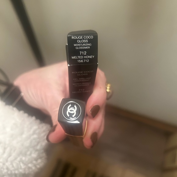 New In Box Chanel Rouge Coco Gloss - Melted Honey - Picture 4 of 5
